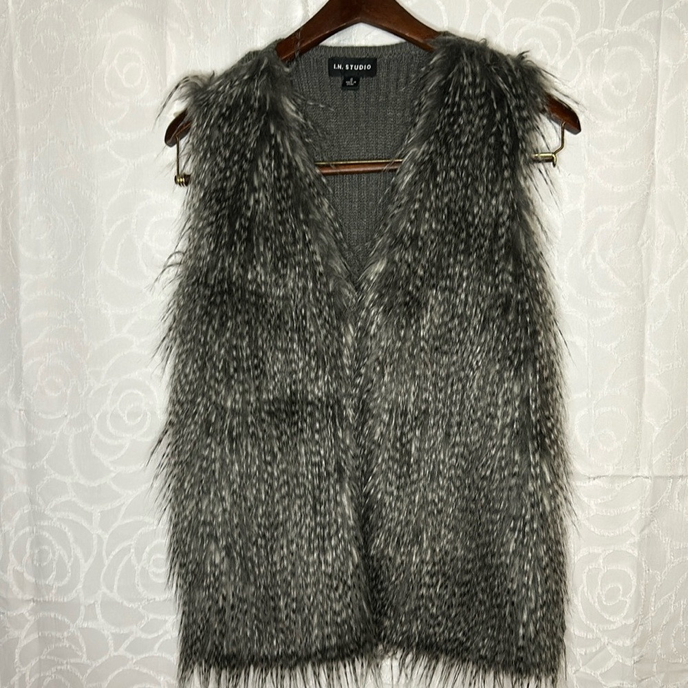 I.N. STUDIO gray faux fur feather and knit sweater vest. Size Small.